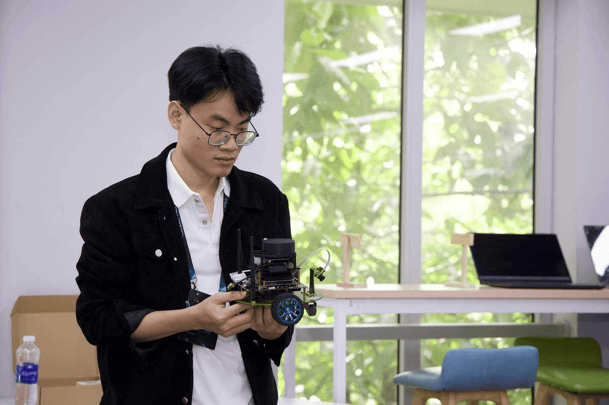 Ảnh robot demo trên sa hình tại FPT Hackathon 2025