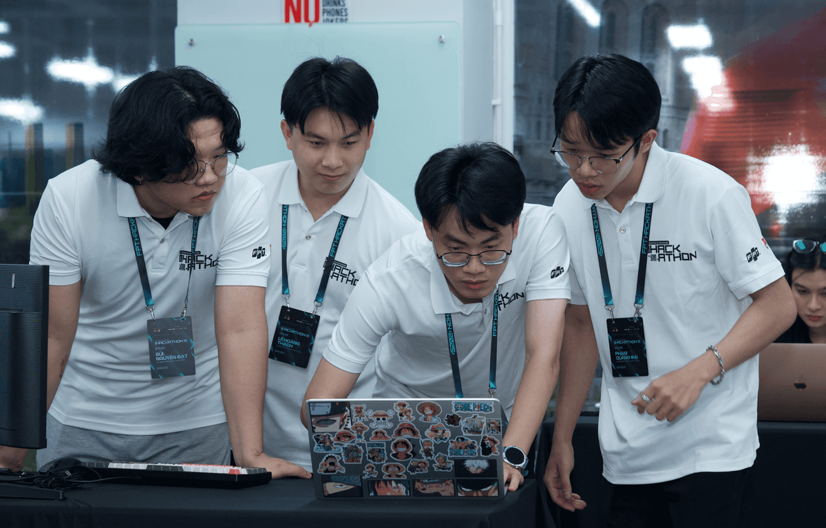 Ảnh team tại khu vực thi FPT Hackathon 2025